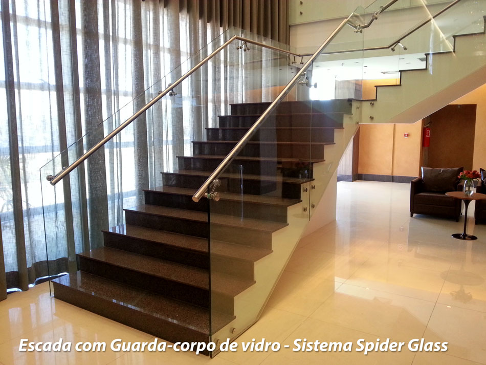 Escada com Guarda-corpo de vidro sistema spider Glass